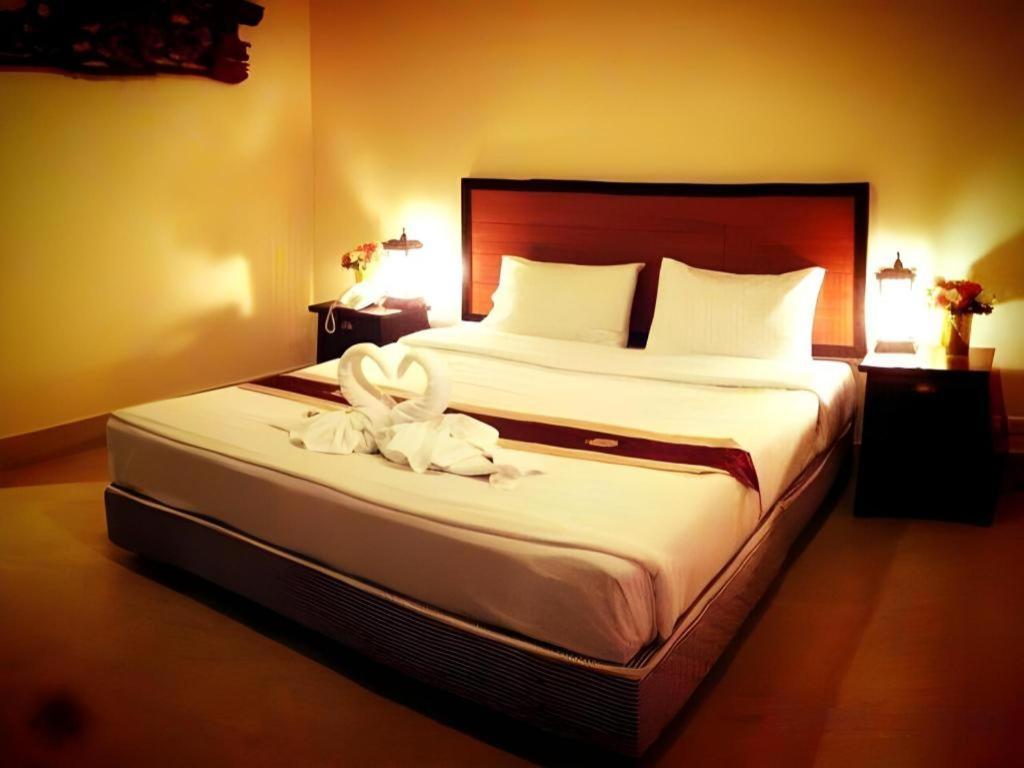 Rayong Lanna Hotel Екстер'єр фото