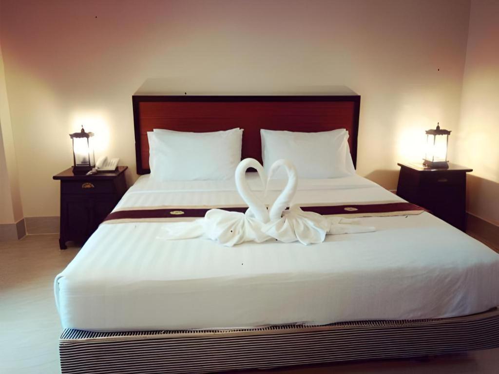 Rayong Lanna Hotel Екстер'єр фото