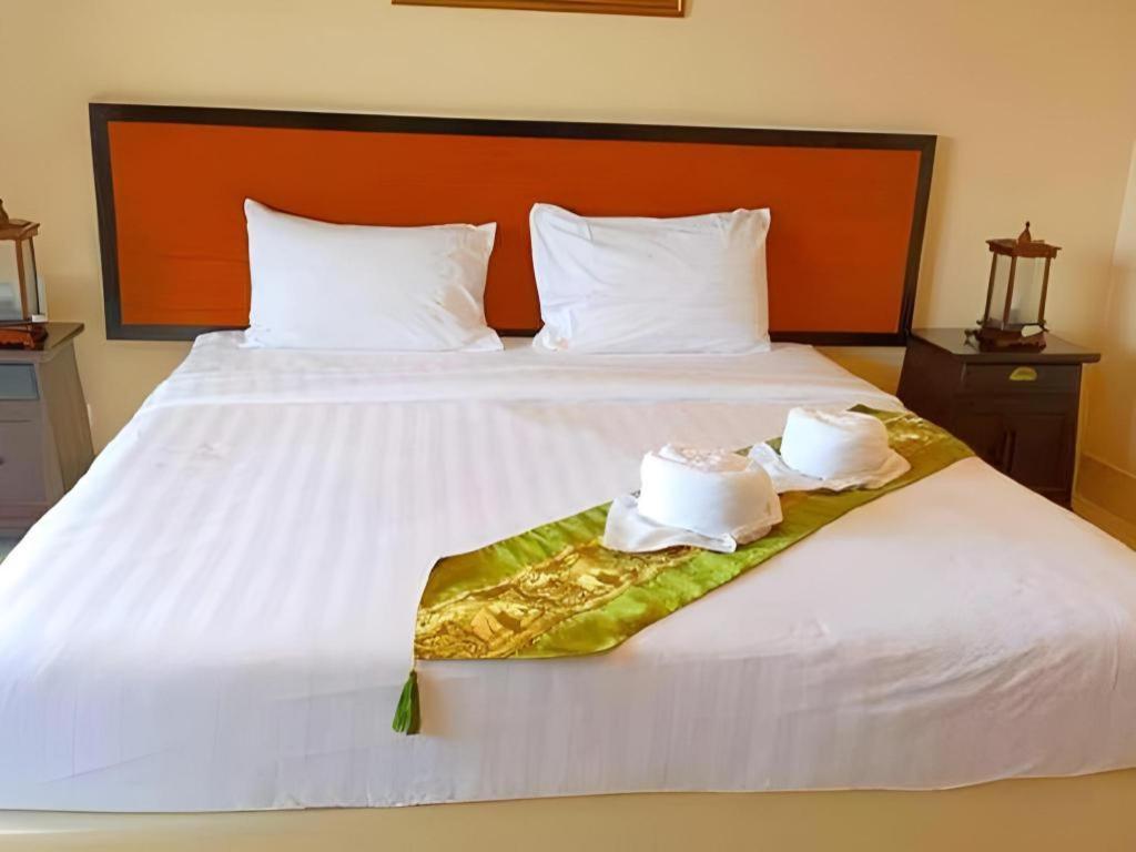 Rayong Lanna Hotel Екстер'єр фото