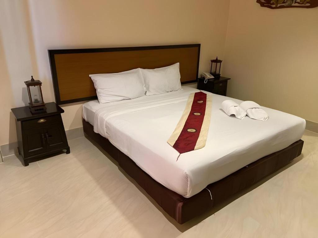 Rayong Lanna Hotel Екстер'єр фото