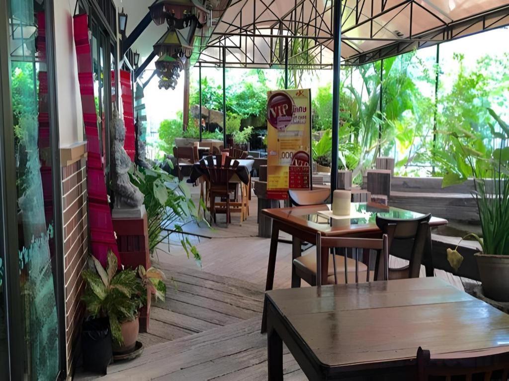 Rayong Lanna Hotel Екстер'єр фото