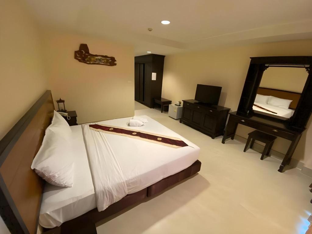 Rayong Lanna Hotel Екстер'єр фото