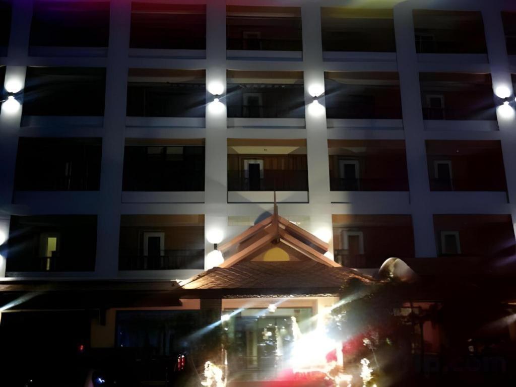Rayong Lanna Hotel Екстер'єр фото