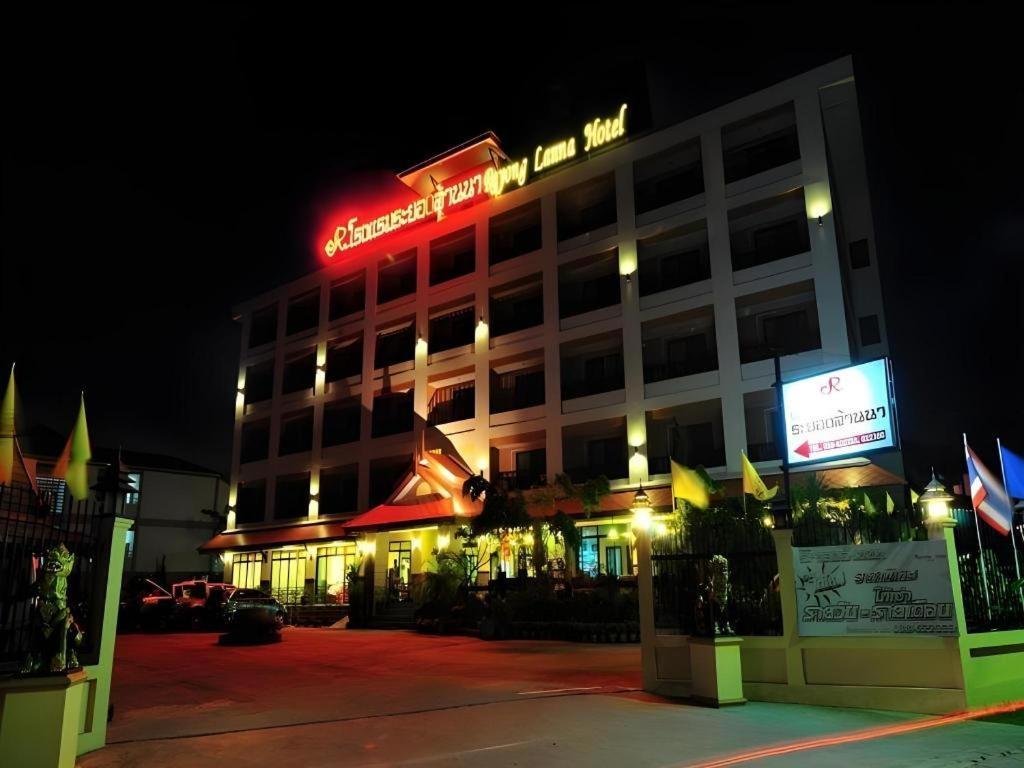 Rayong Lanna Hotel Екстер'єр фото