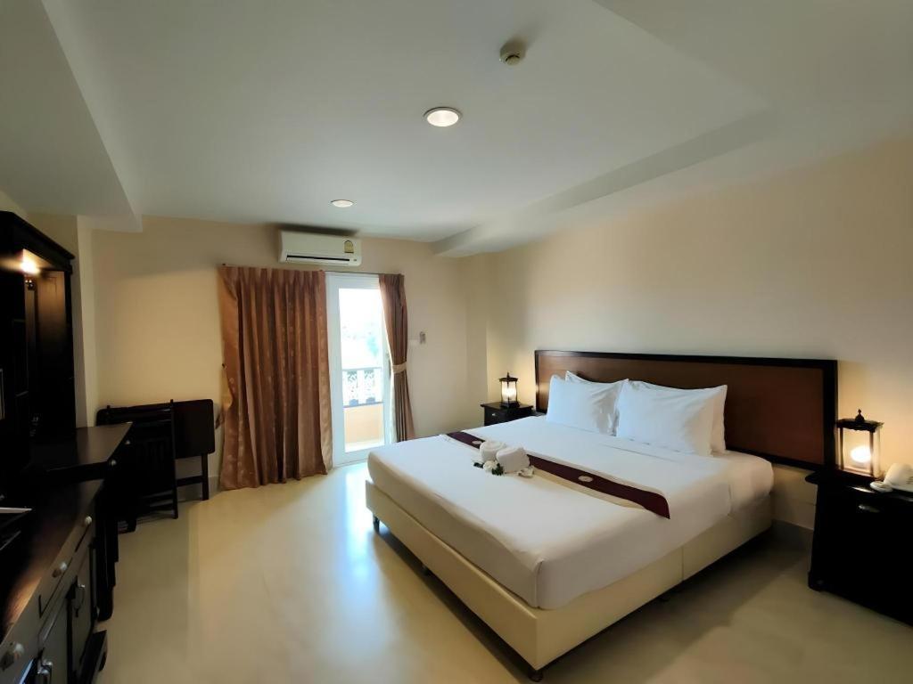 Rayong Lanna Hotel Екстер'єр фото