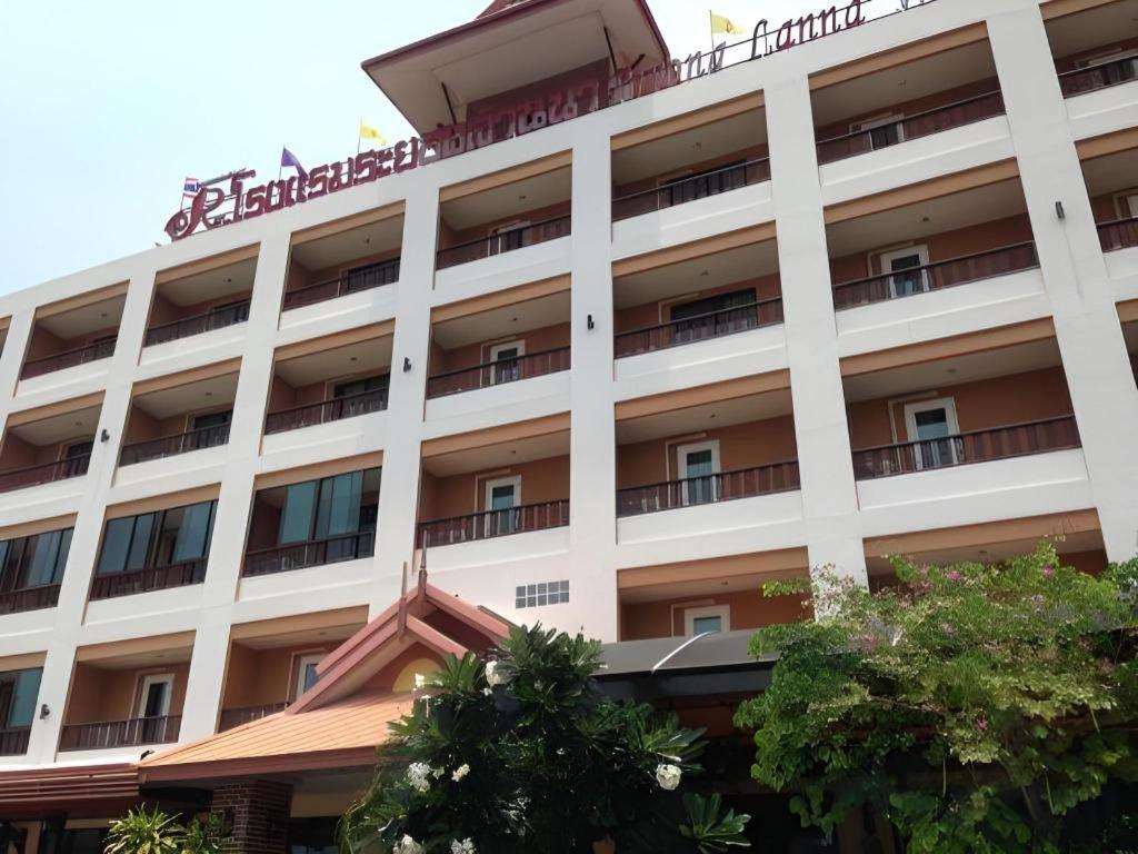 Rayong Lanna Hotel Екстер'єр фото