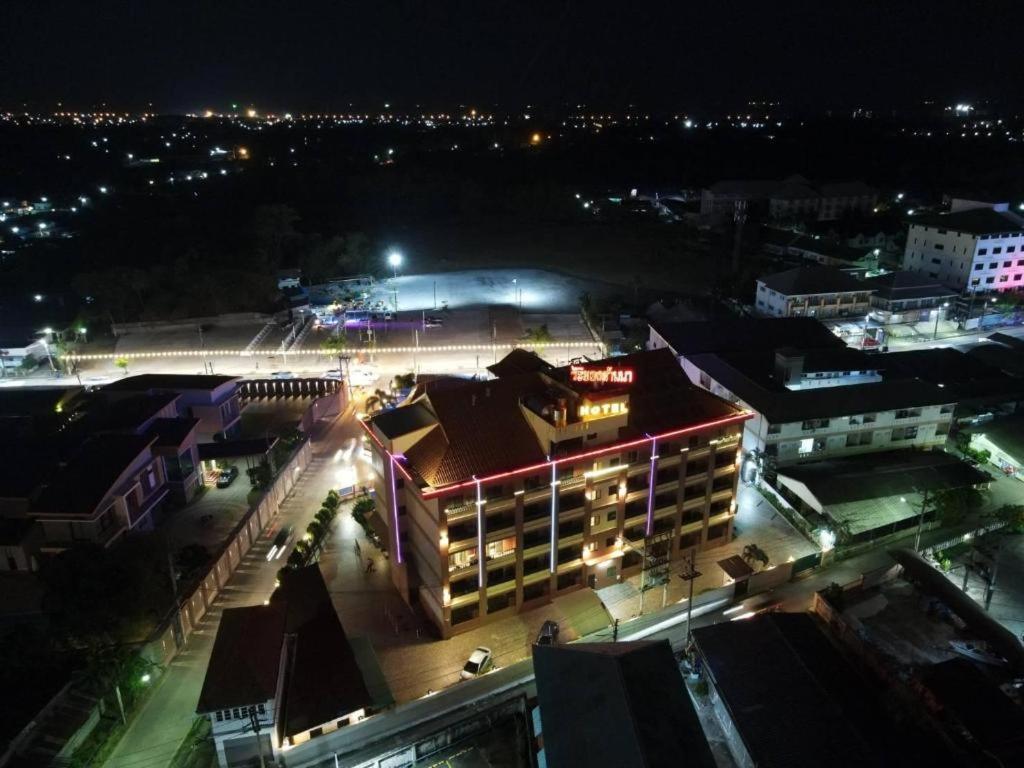 Rayong Lanna Hotel Екстер'єр фото