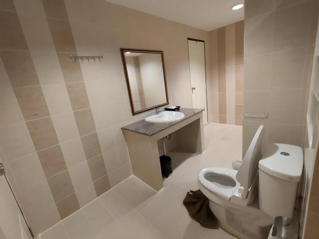 Rayong Lanna Hotel Екстер'єр фото