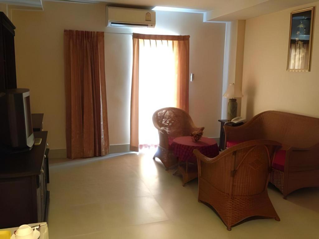 Rayong Lanna Hotel Екстер'єр фото